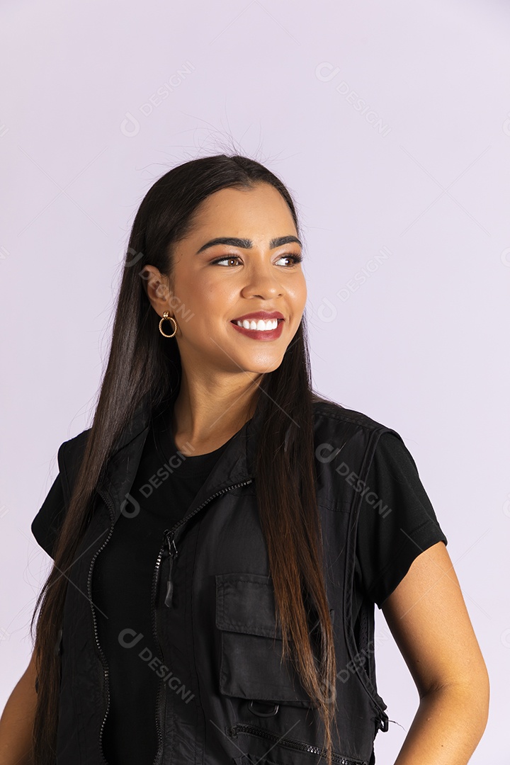 Linda jovem maquiada e de jaqueta preta