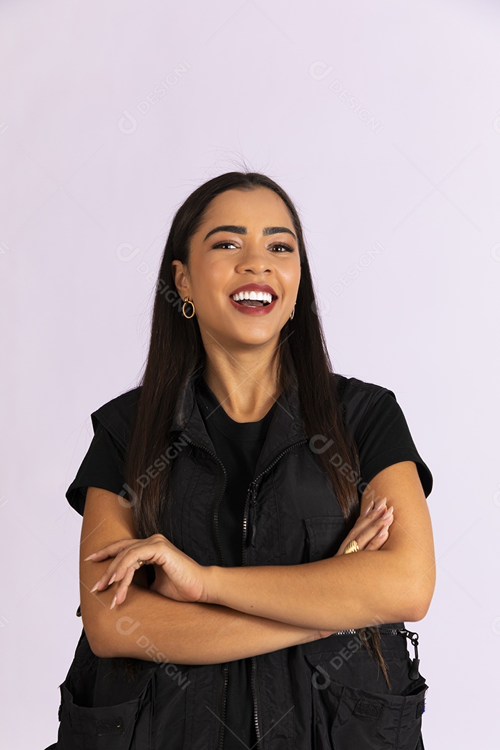 Linda jovem maquiada e de jaqueta preta