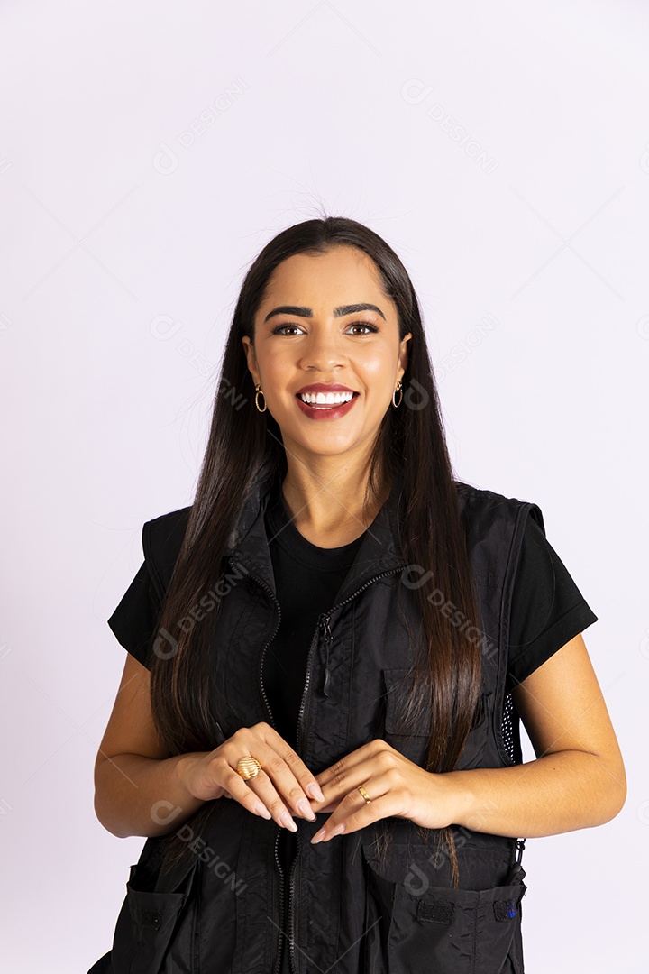 Linda jovem vestida com jaqueta preta sorridente