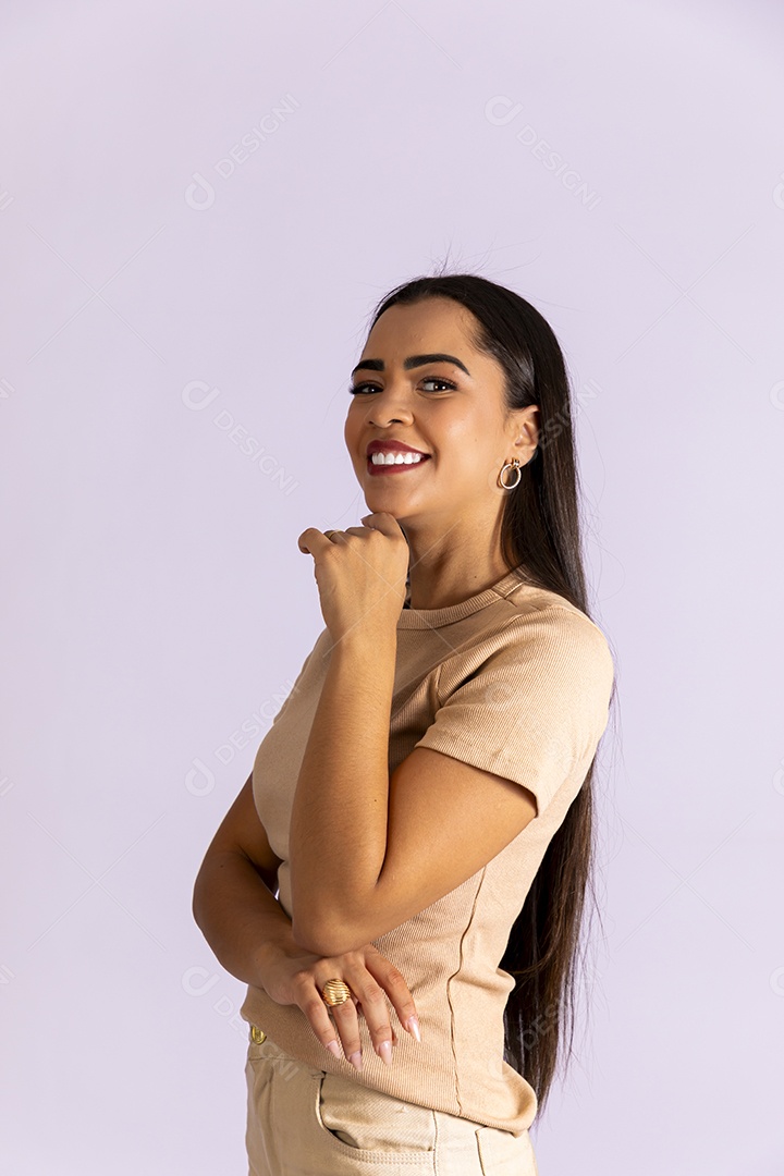 Jovem linda sorrindo posando para foto