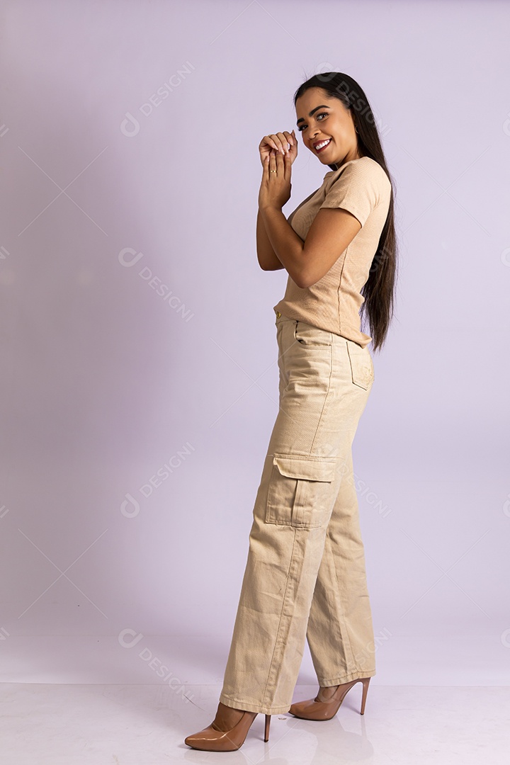 Linda jovem de cabelos compridos sorrindo