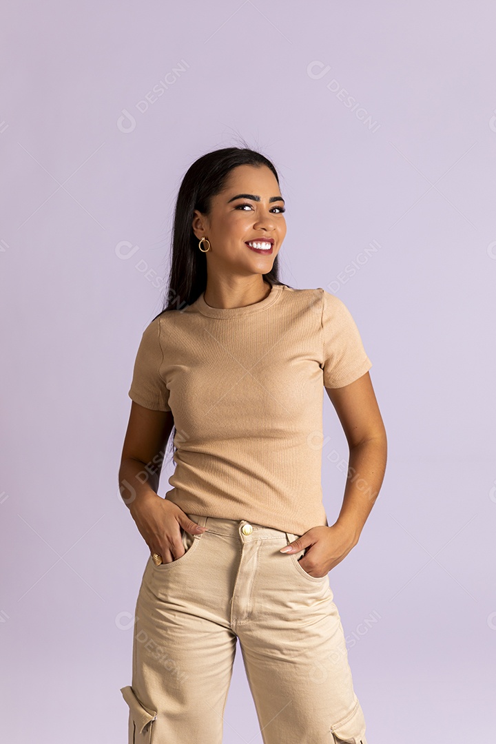 Linda jovem sorridente com roupa social