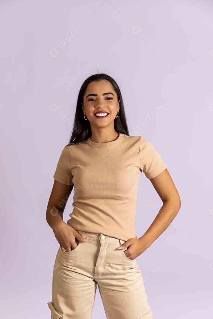 Linda jovem sorridente com roupa social