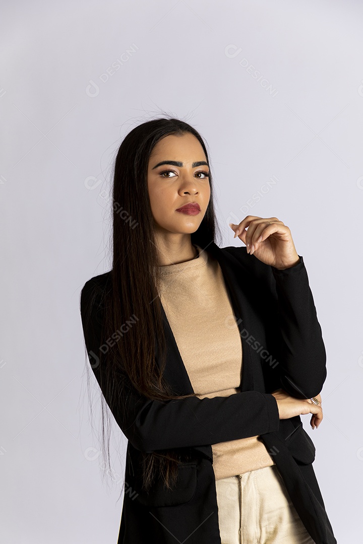 Jovem mulher seria e elegante