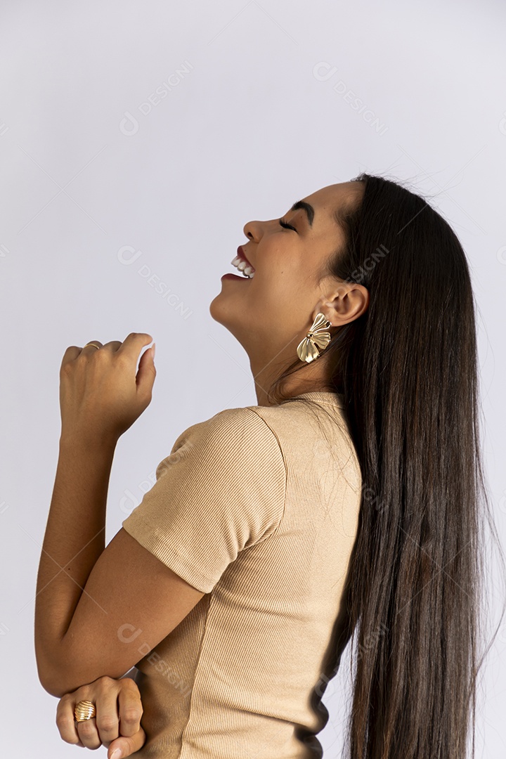 Linda mulher sorrindo simpática e elegante