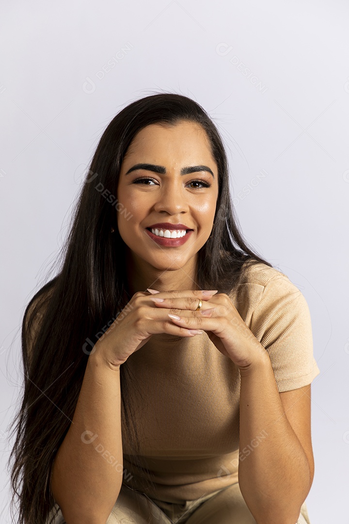 Mulher sorrindo com mãos dadas