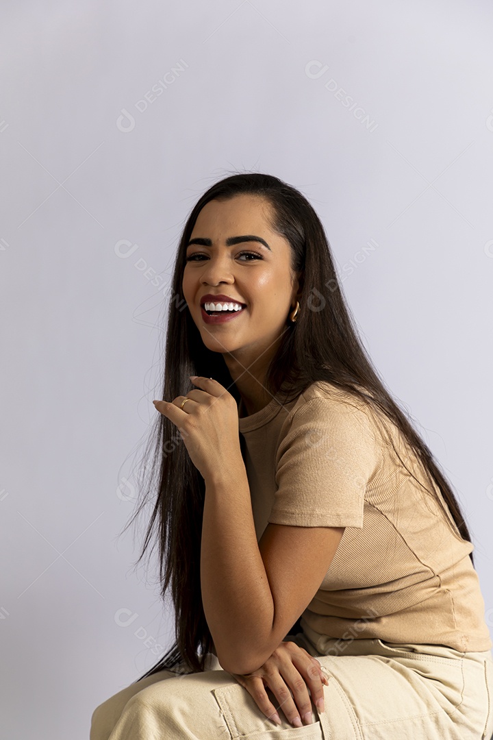 Mulher linda estilosa e sorridente