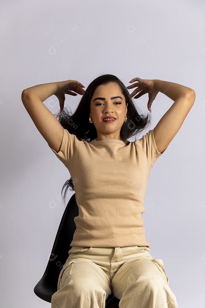 _D1A9806Jovem mulher linda jogando cabelos para trás