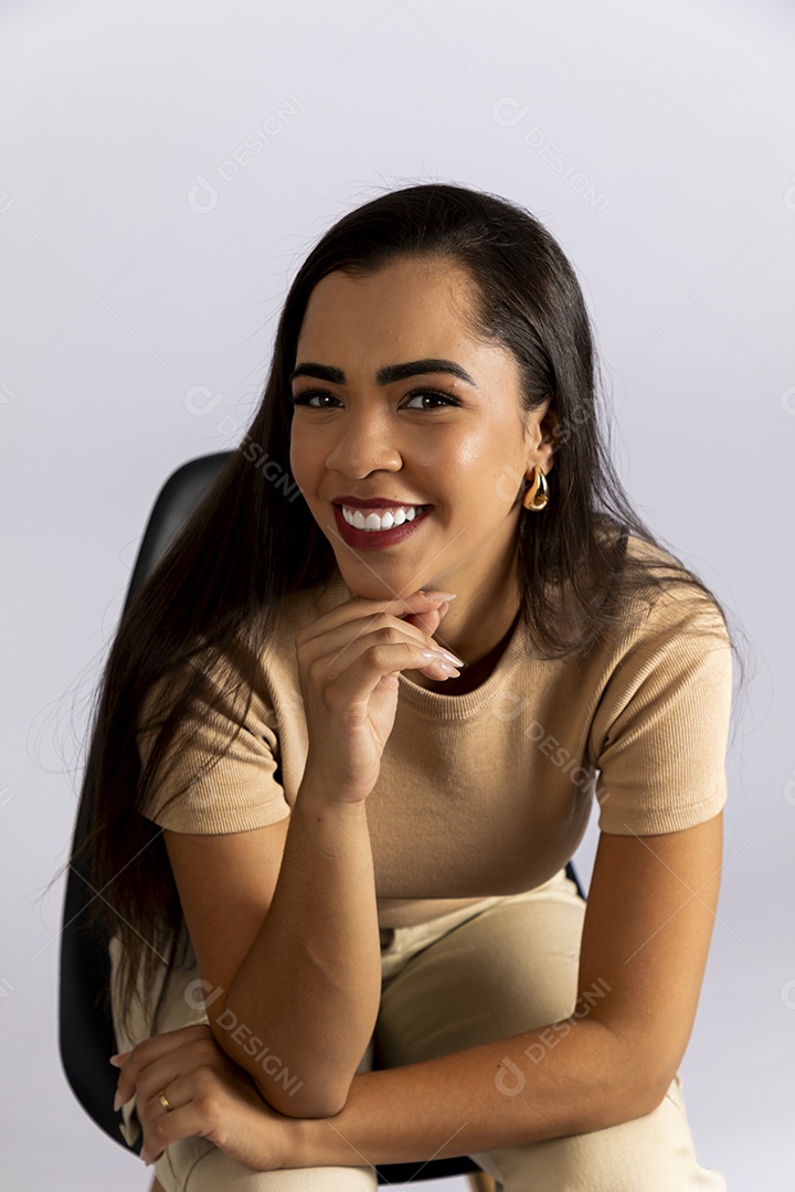 Linda jovem mulher sorrindo