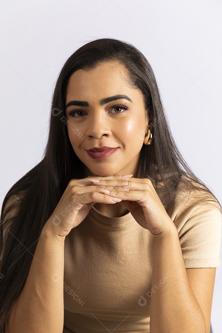 Linda mulher com mãos no queixo