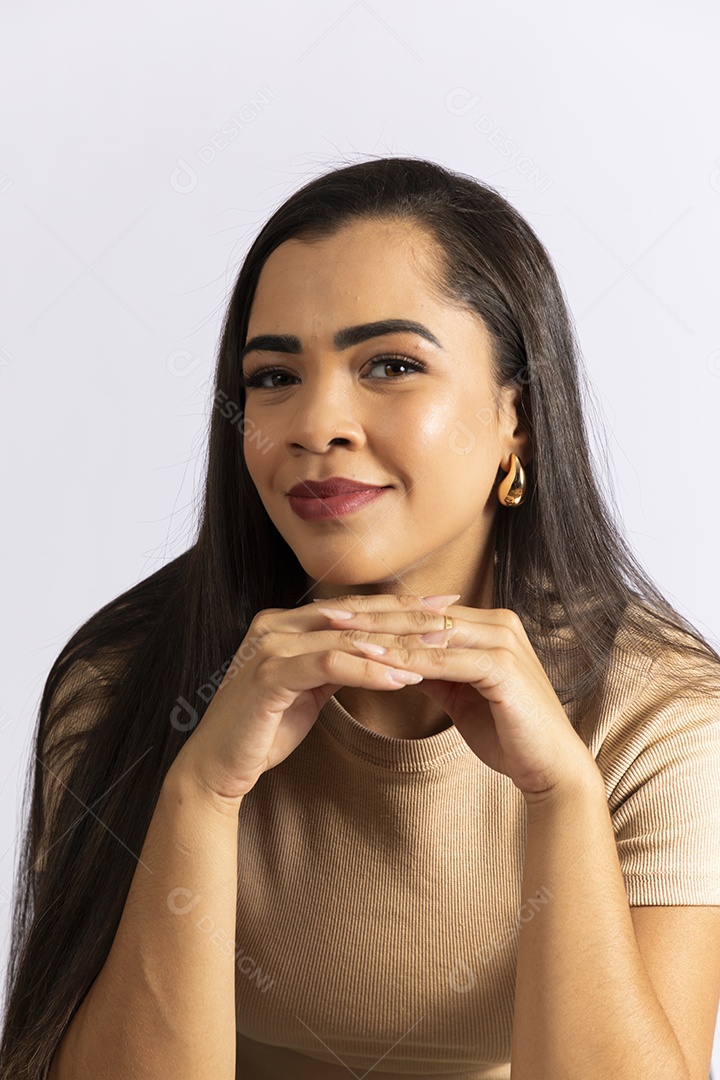 Linda mulher com mãos no queixo