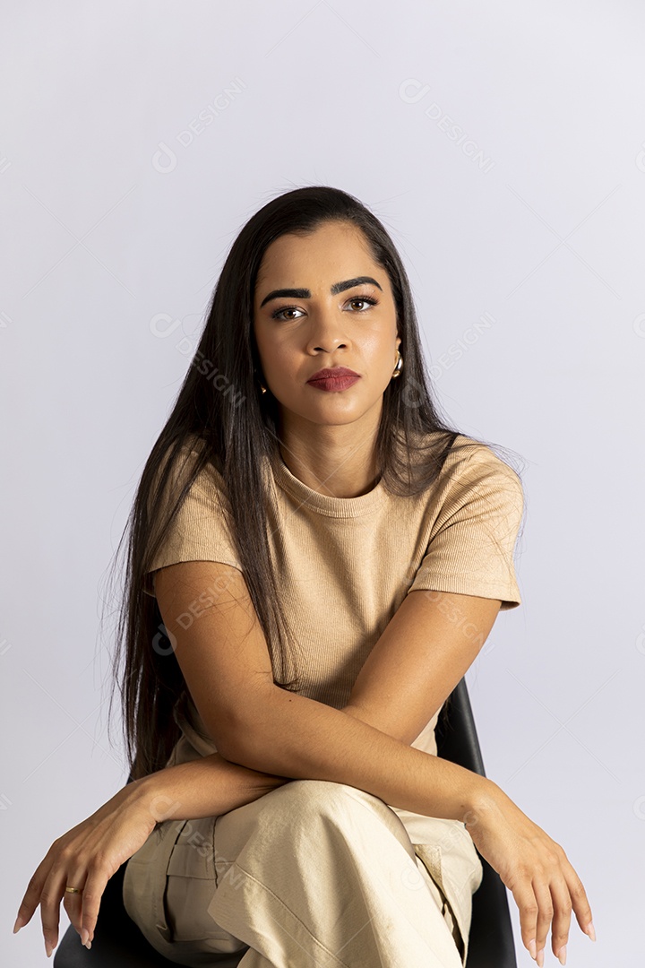 Mulher sentada com pose para foto
