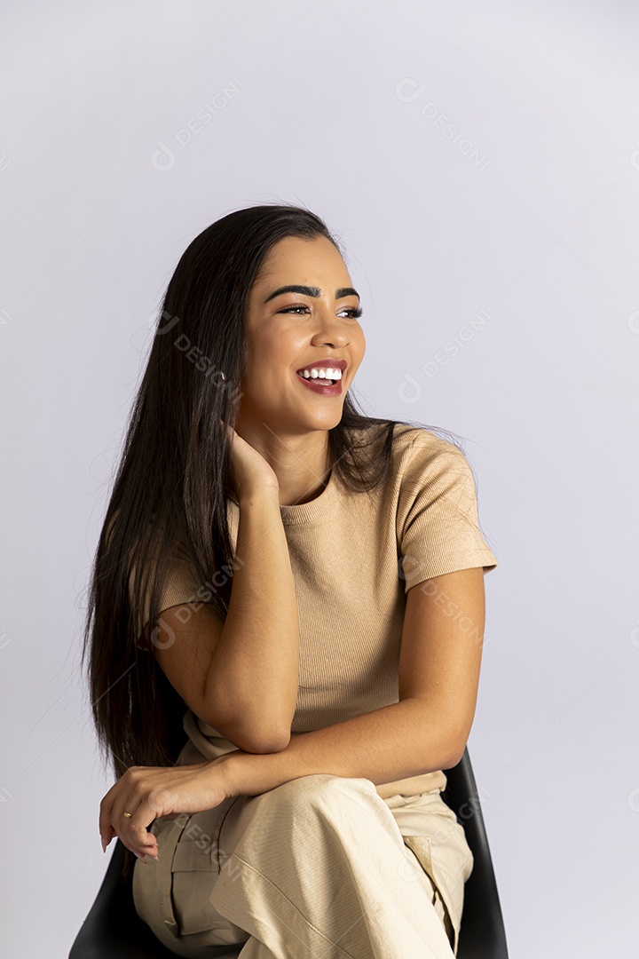 Linda jovem sorrindo sentada numa cadeira