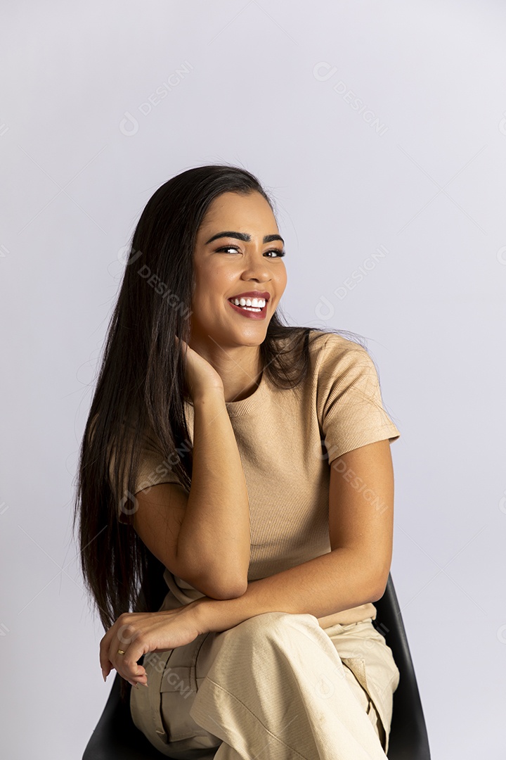 Linda jovem sentada com pose para foto