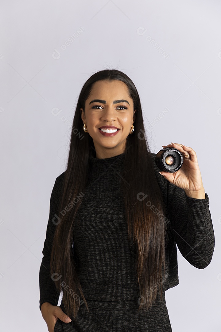 Linda mulher com lentes de camera na mão