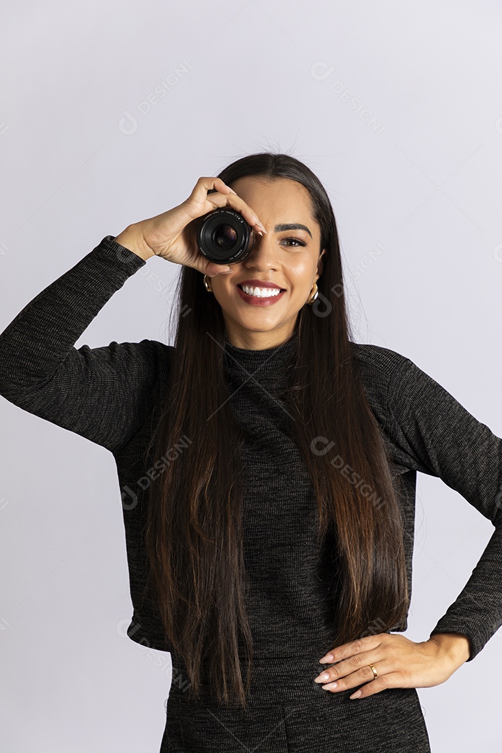 Mulher linda com lente de camera nas mãos