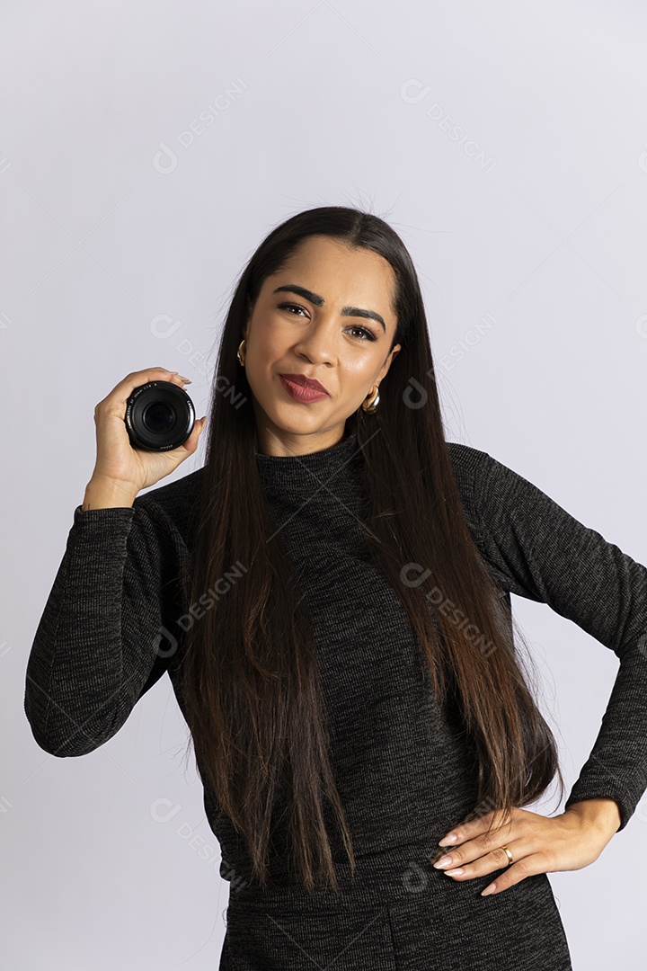 Mulher linda com lente de camera nas mãos