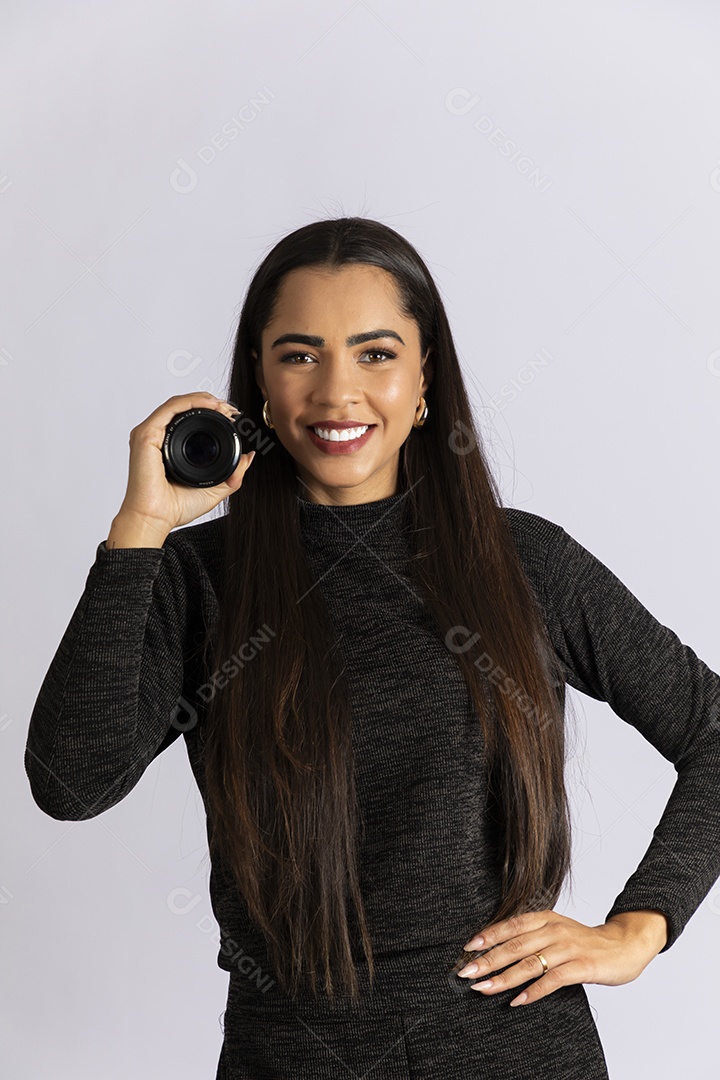 Linda jovem sorrindo com lente de camera nas mãos