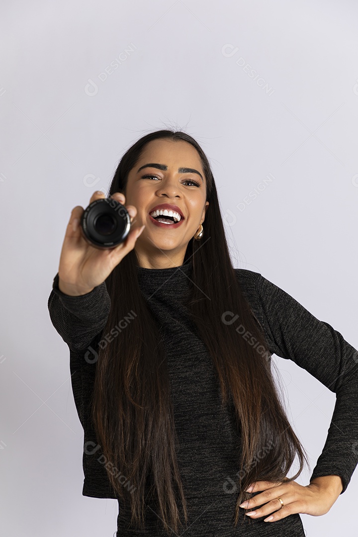 Linda jovem sorridente com lentes de camera nas mãos