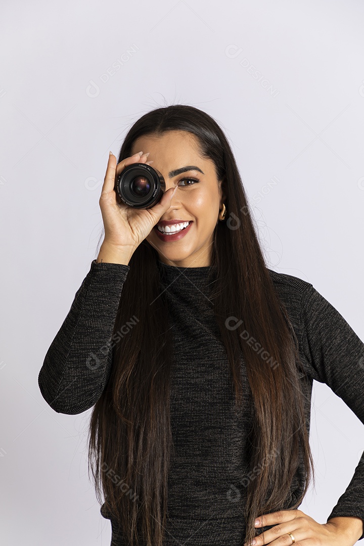 Linda jovem olhando por lente de camera e sorrindo