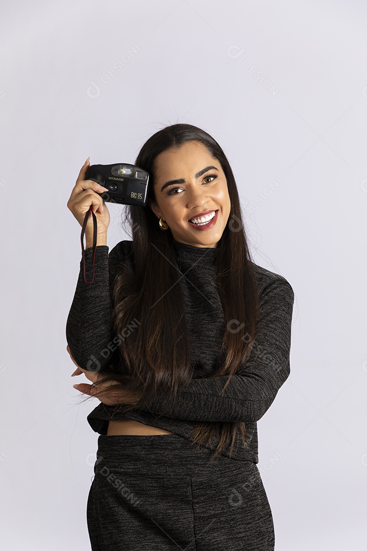 Linda jovem sorrindo com camera na mão