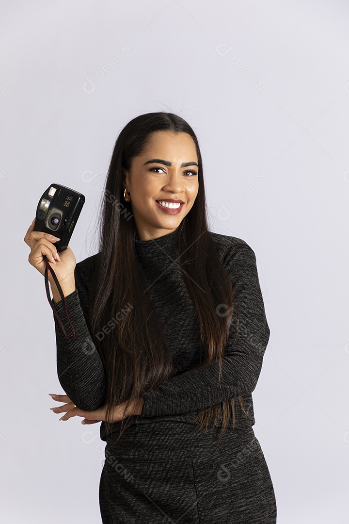 Mulher linda sorridente com camera nas mão