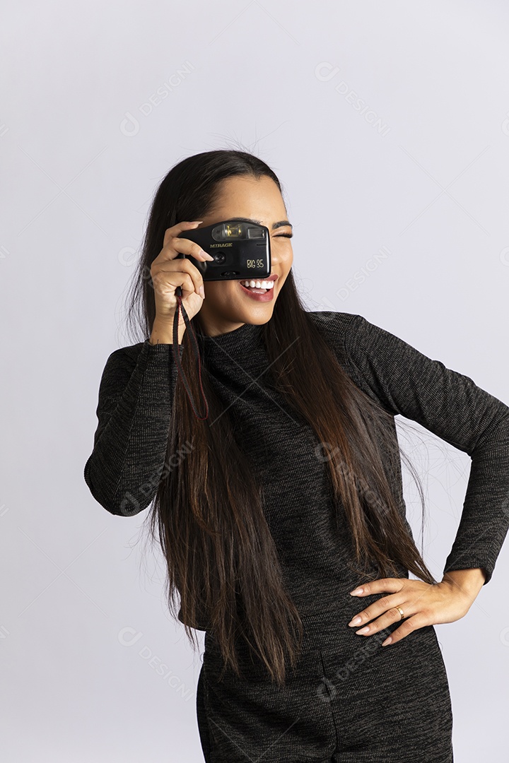 Linda jovem com camera na mão