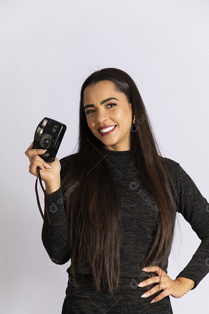 Jovem linda sorrindo com camera na mão