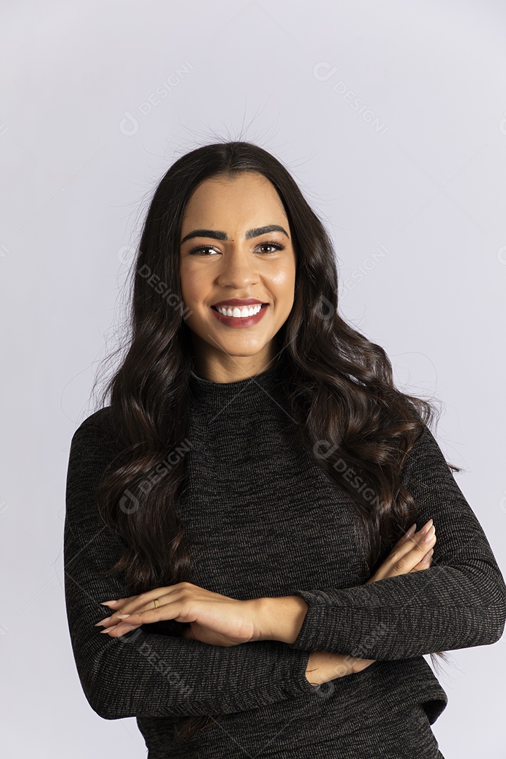 Jovem simpática e linda sorrindo com braços cruzados