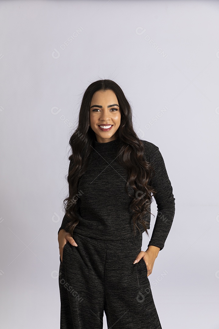 Linda jovem sorridente com roupa social