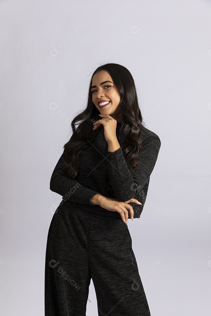 Jovem linda vestida preto