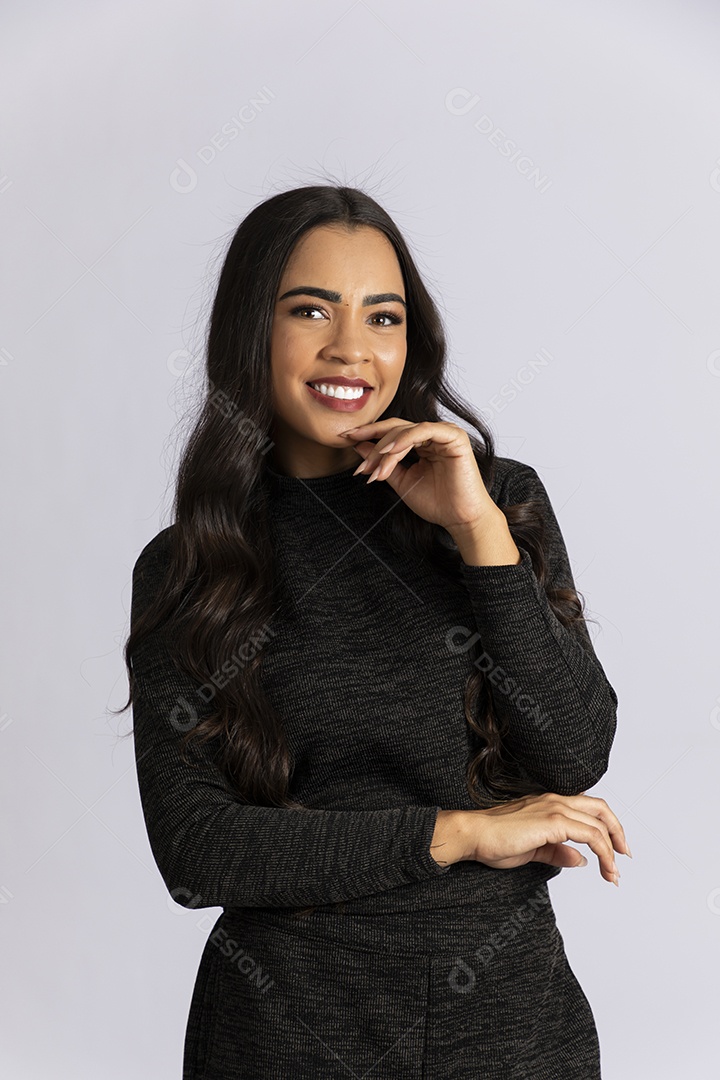 Linda jovem sorridente com roupa social