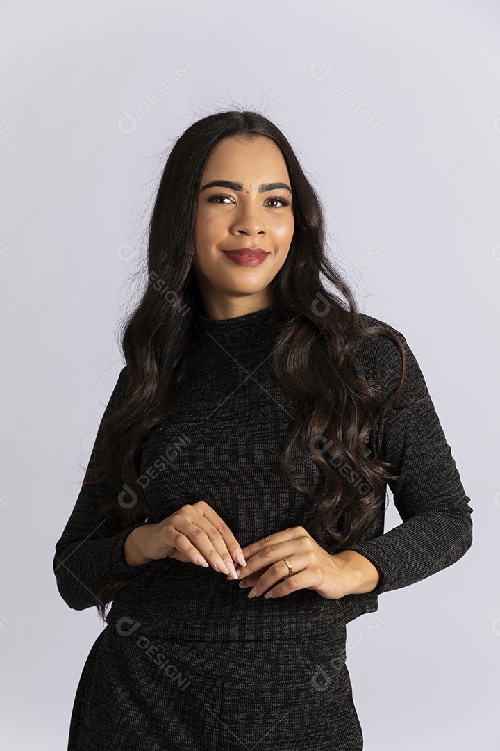 Linda jovem usando roupa preta