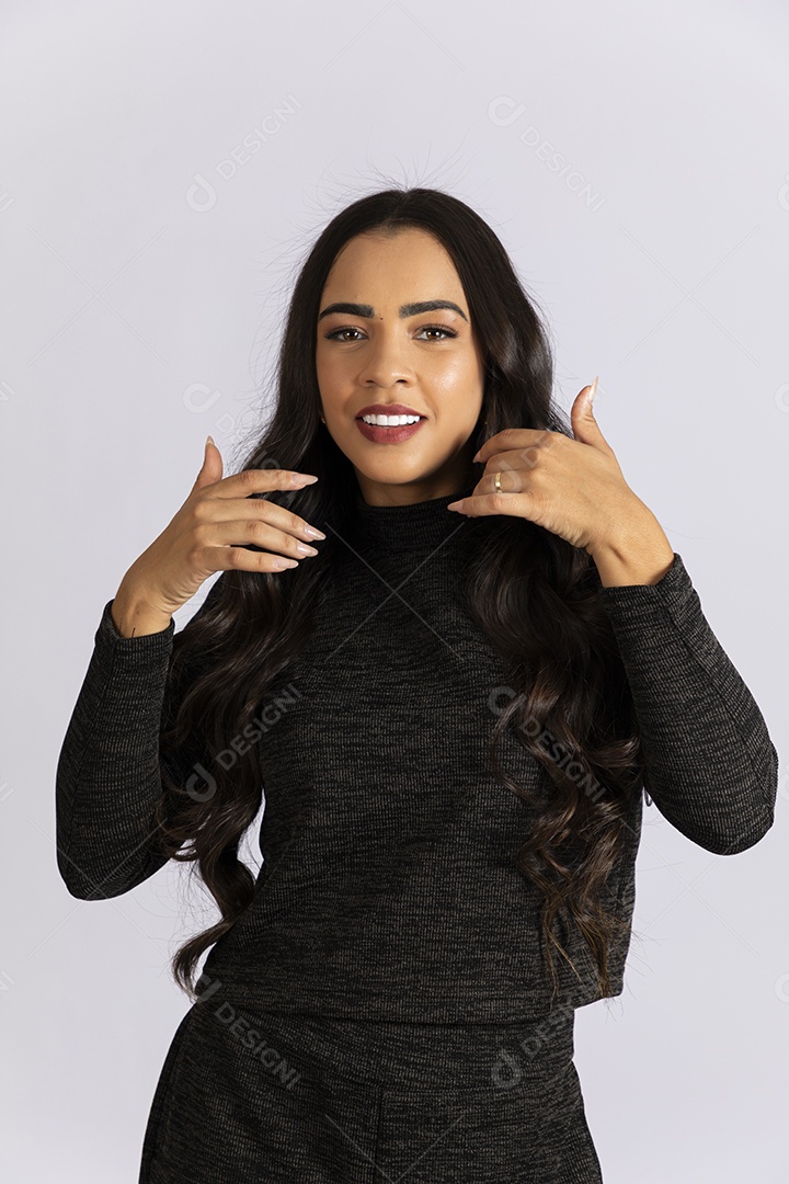 Linda mulher sorrindo pegando nos seus cabelos