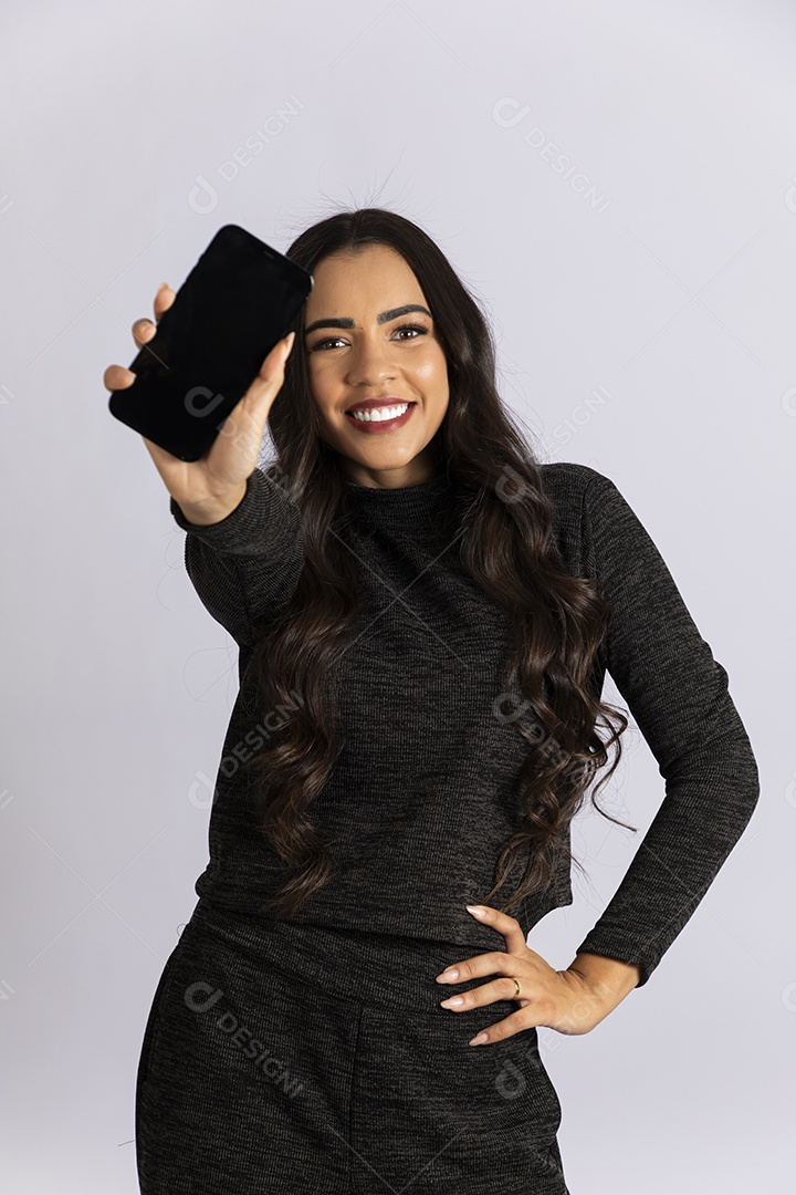 Linda jovem sorrindo com celular nas mãos