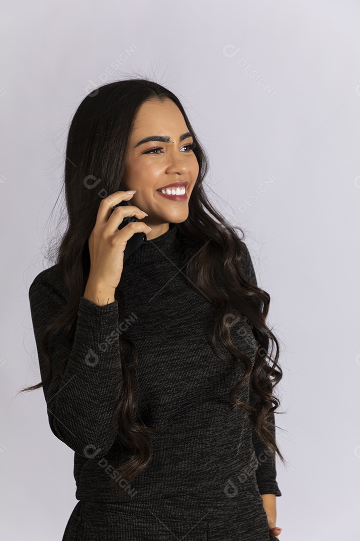 Jovem linda falando no celular