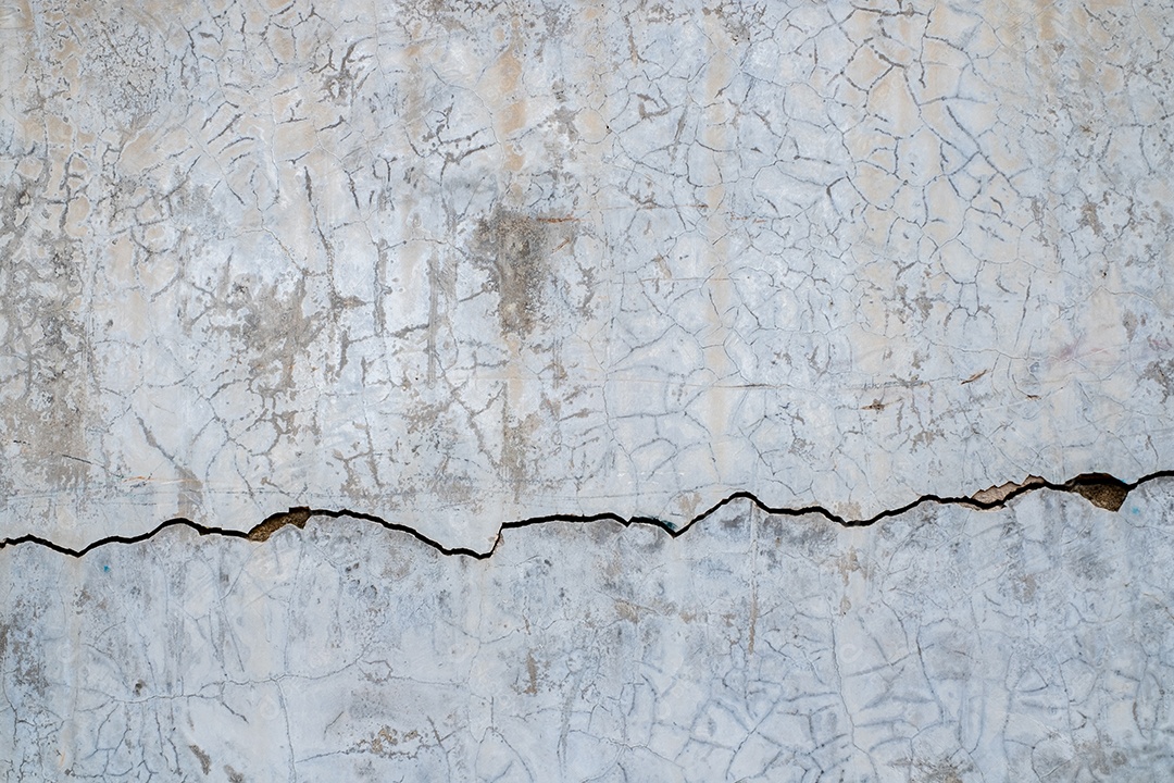 Uma parede com grande rachadura
