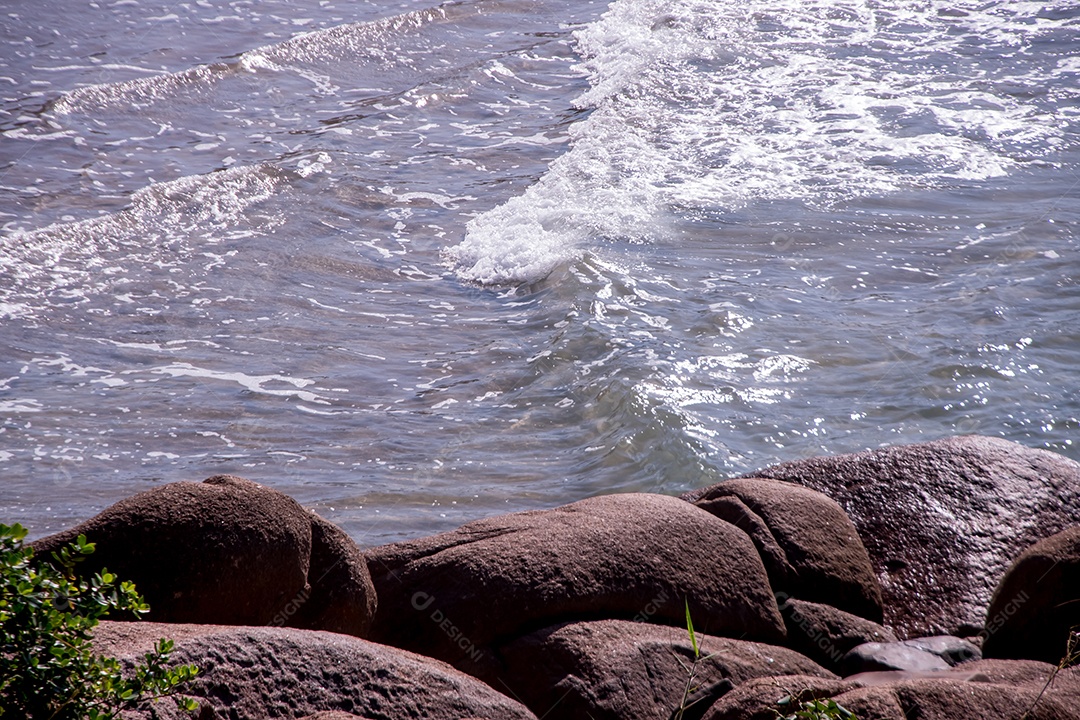 Linda paisagem enormes rochas e ondas do mar