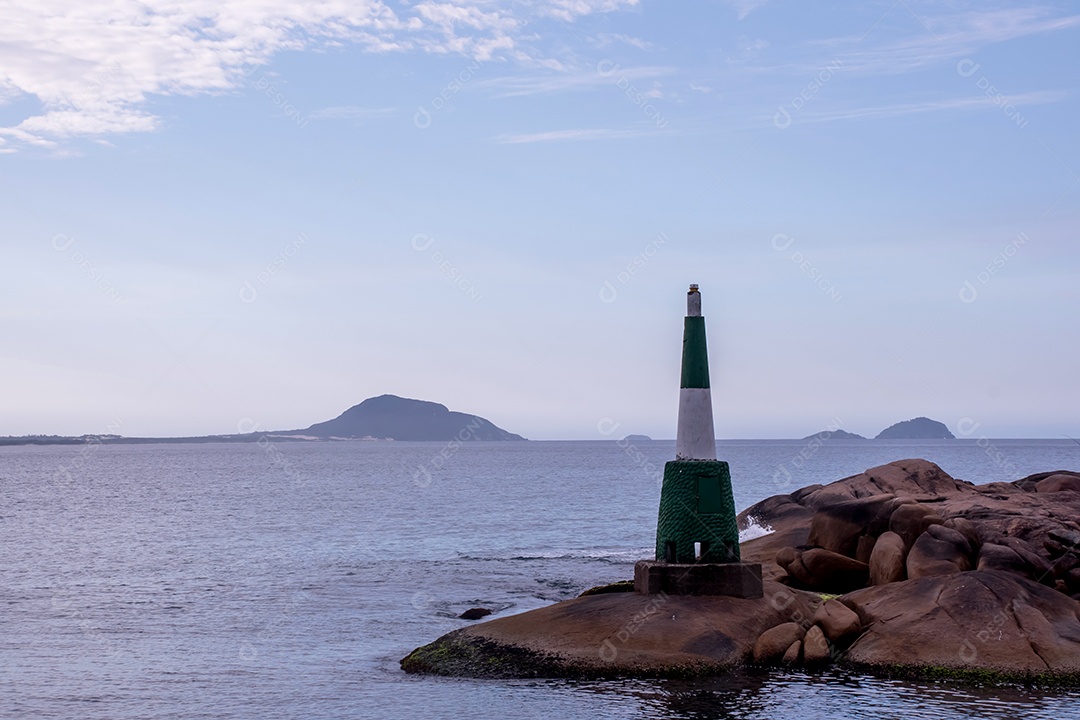 Mar céu azul e farol na Barra da Lagoa Florianópolis Brasil