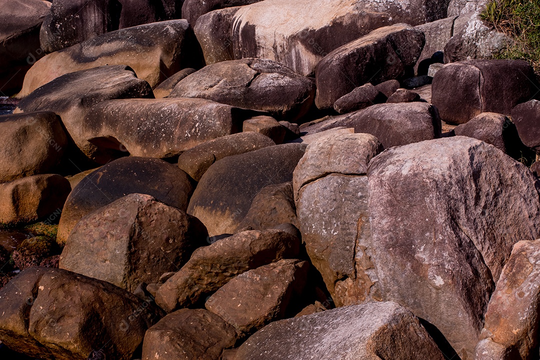 Fundo de textura de pedras enormes na praia