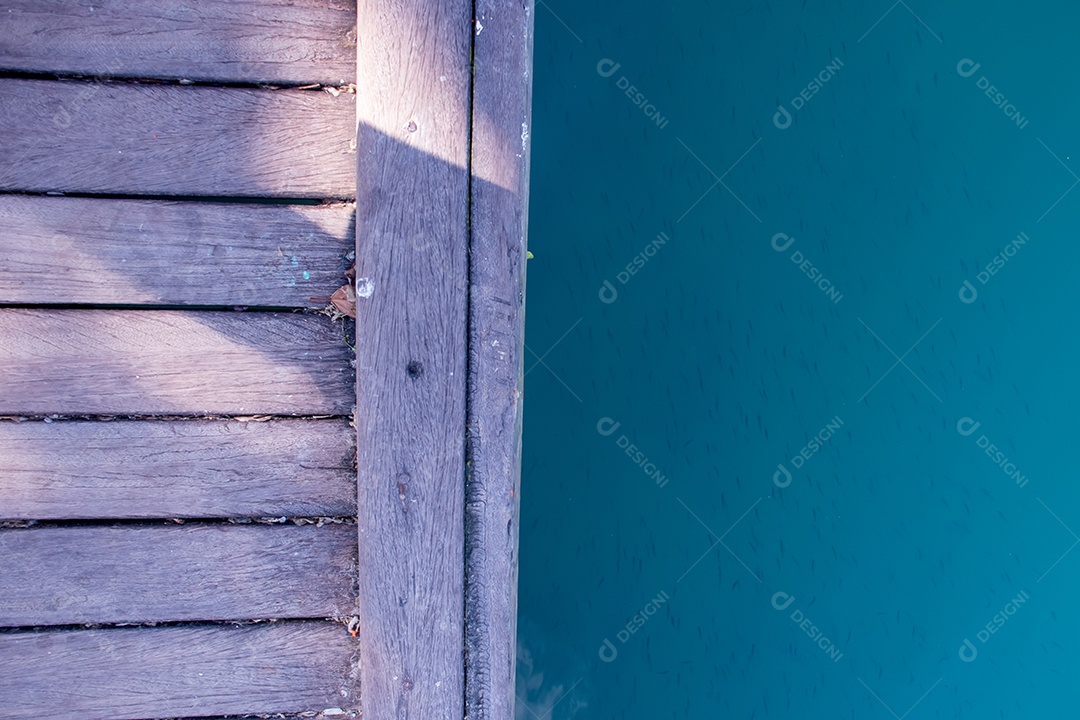 Deck de madeira e parede azul