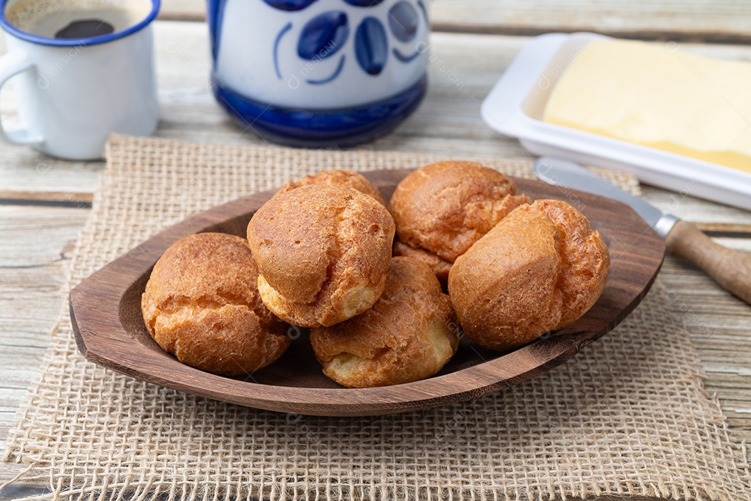 Tigela com broas deliciosa com café quentinho sobre uma mesa