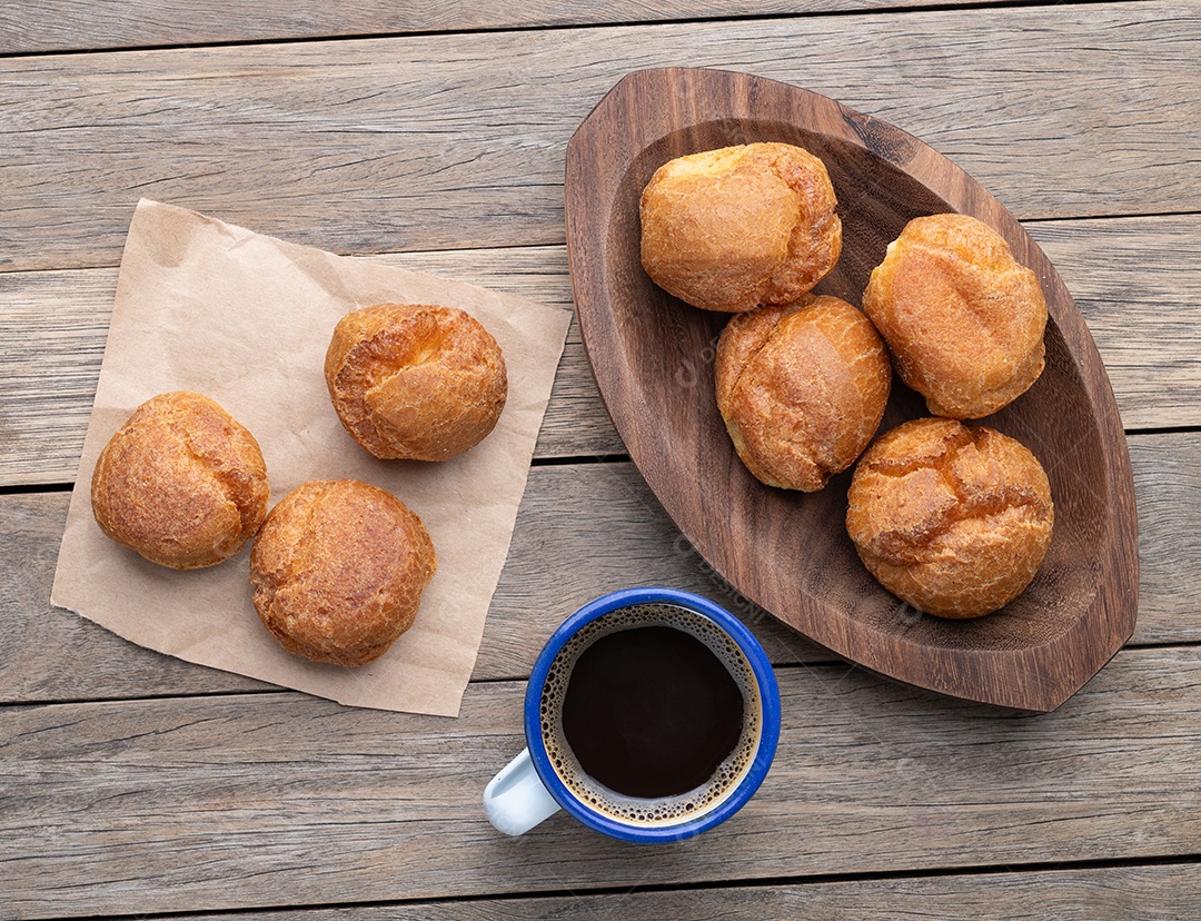 Tábua de madeira com bolinhos broa e café