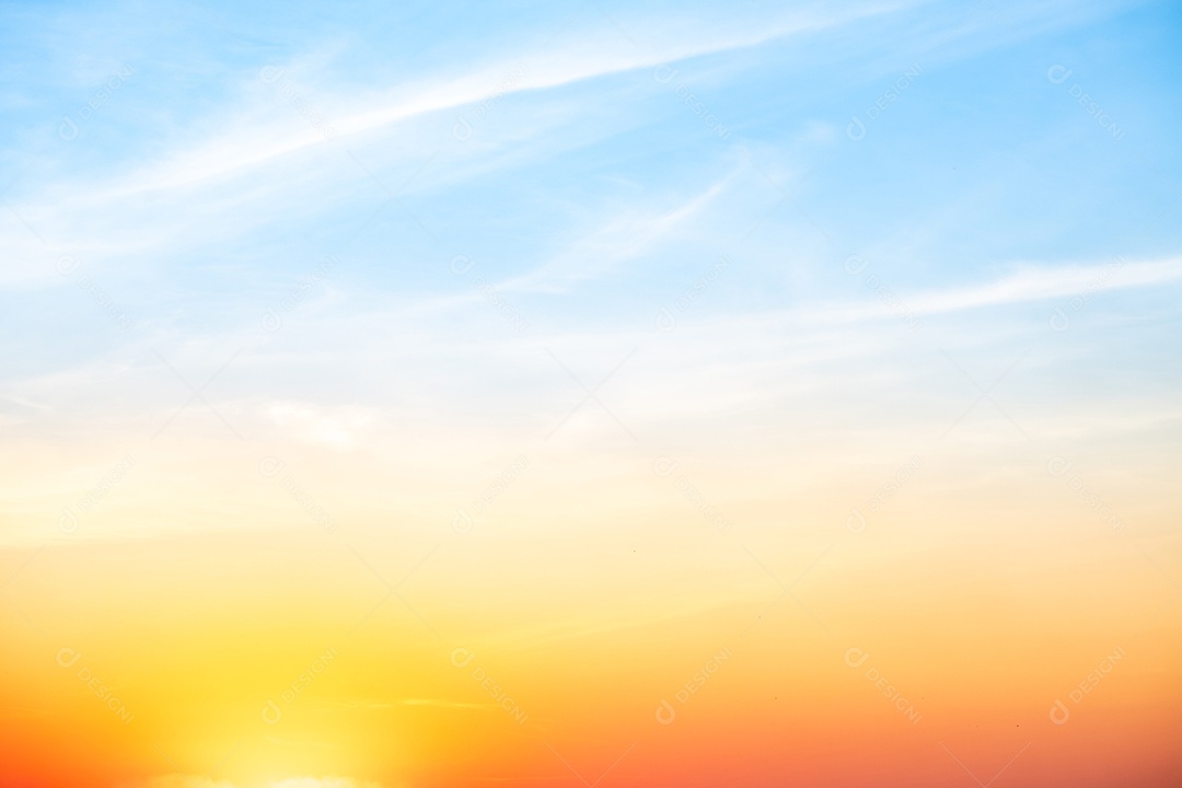 Céu colorido amarelo azul e roxo