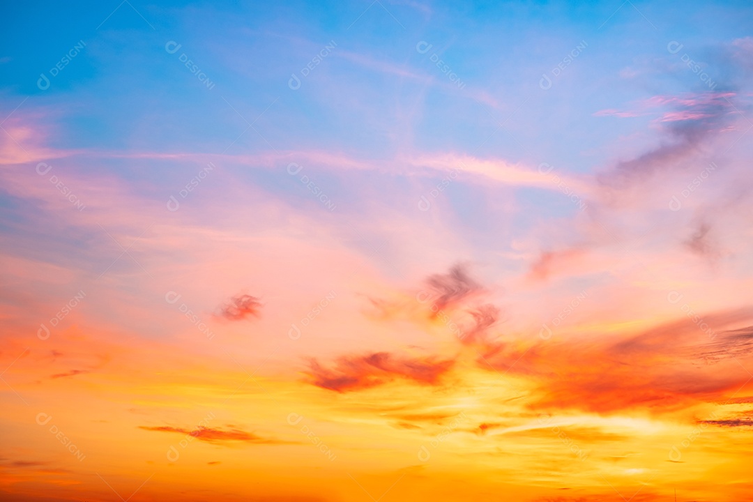 Céu colorido ao entardecer