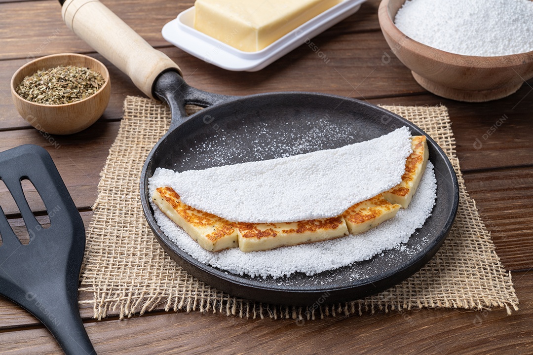 Tradicional queijo coalho brasileiro recheando a tapioca