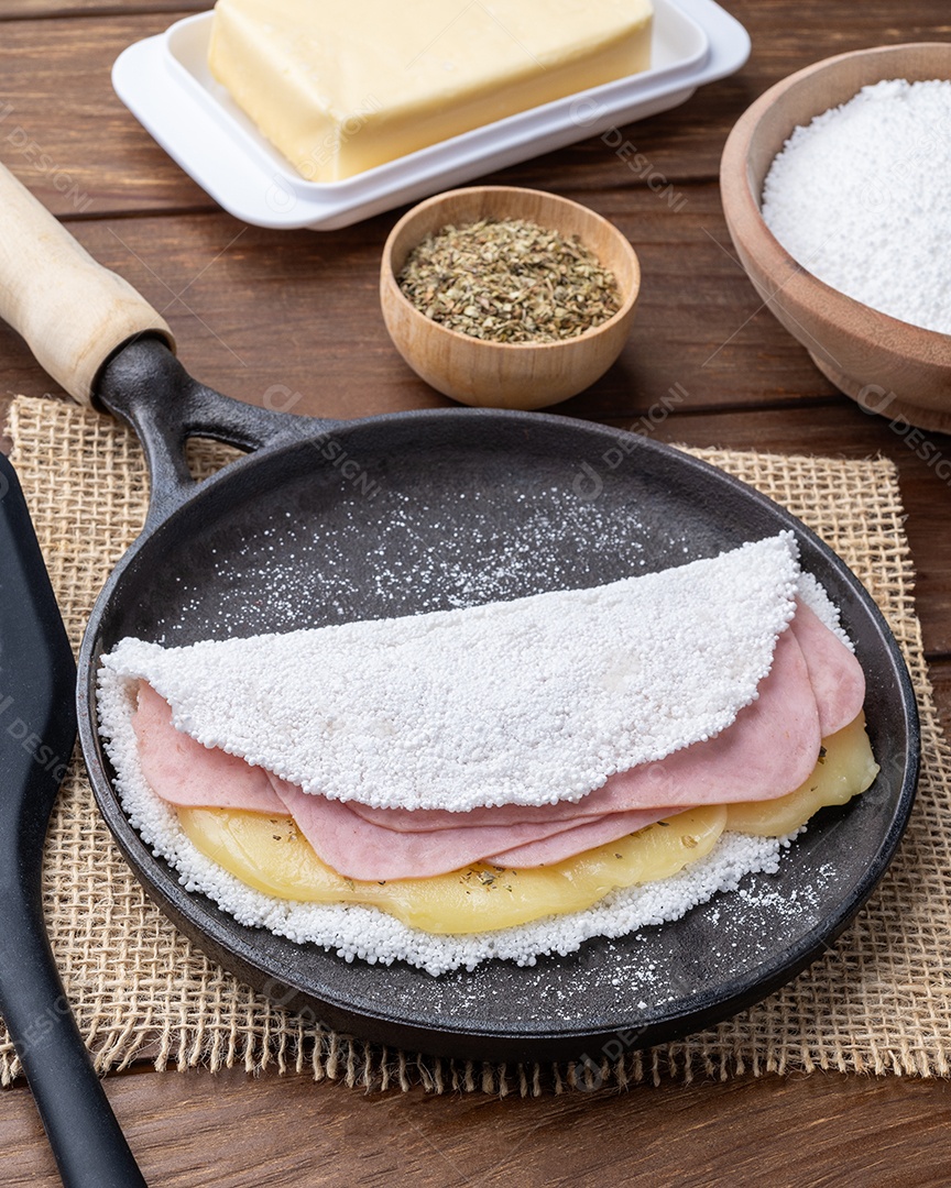 Frigideira com tapioca recheada com queijo e presunto
