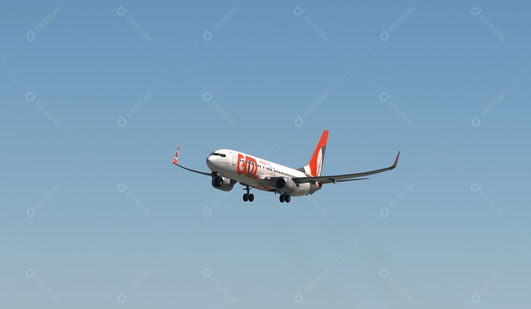 Avião da gol sobrevoando pelo céu