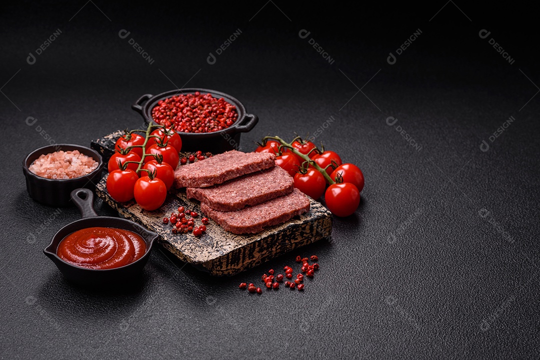 Delicioso presunto rosa enlatado com sal, especiarias e ervas sobre um fundo escuro de concreto