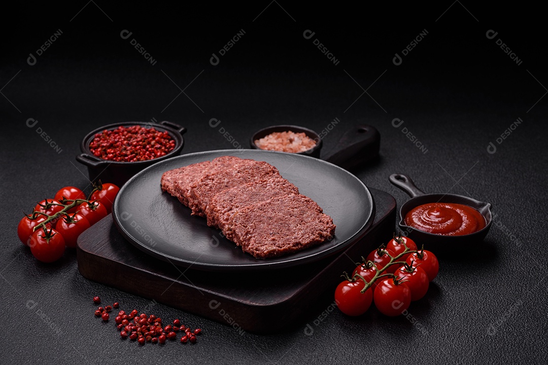 Delicioso presunto rosa enlatado com sal, especiarias e ervas sobre um fundo escuro de concreto